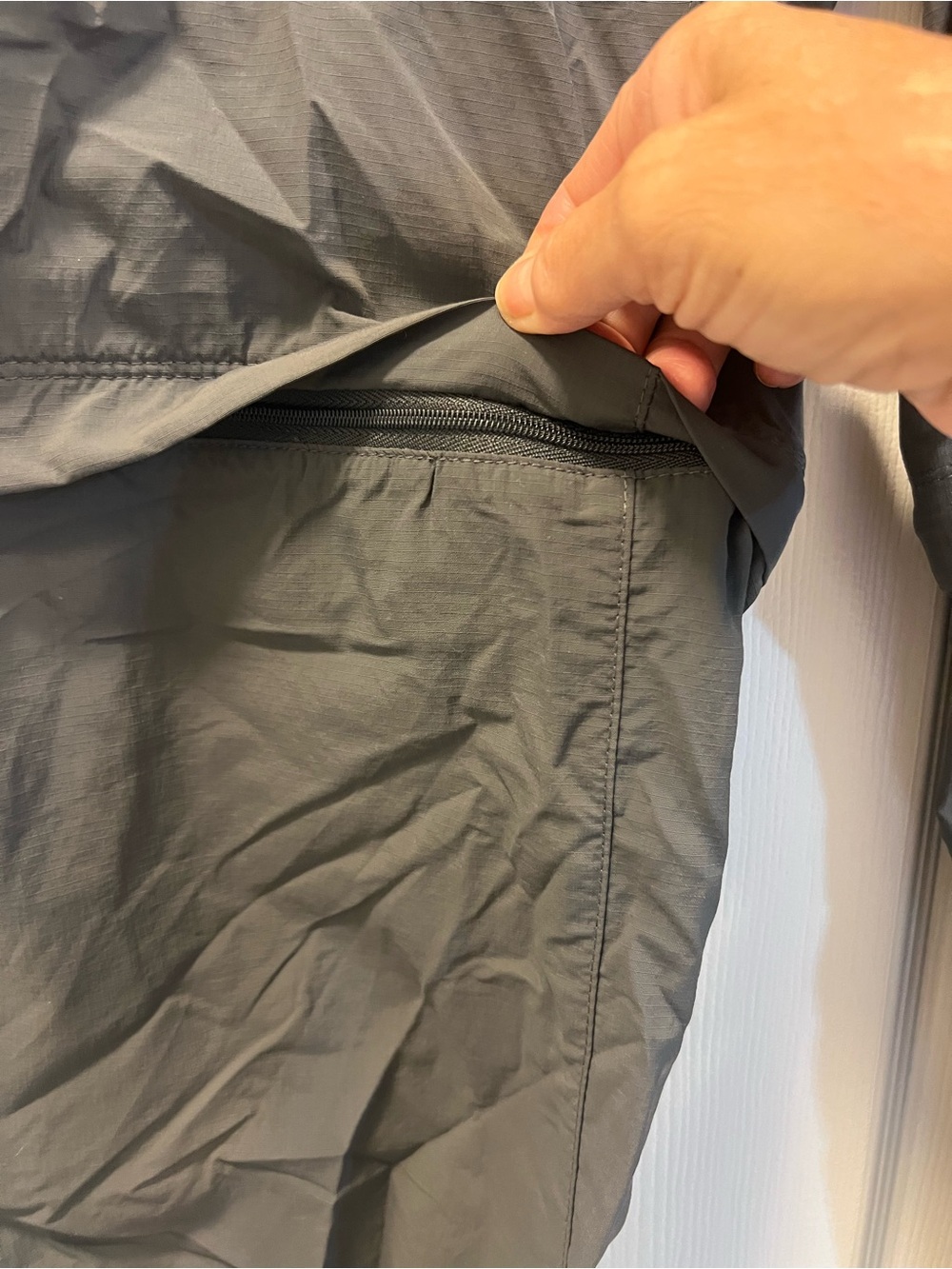 Women's Columbia Gray Convertible Hiking Pants, Size 8. - Picture 3 of 7